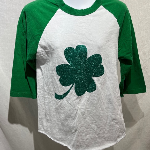 Irish 4 Leaf Clover T-shirt, Excellent condition, No flaws, Looks to be vintage - Picture 1 of 3
